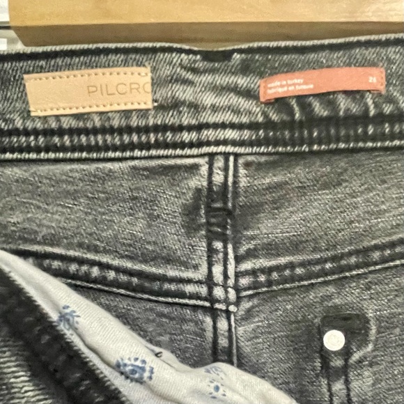 Anthropologie Pilcro black acid wash jeans w/ distress knees. Like new Sz 26 EUC - Picture 5 of 5